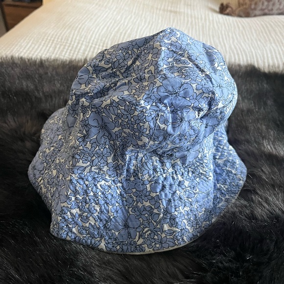 Blue floral reversible bucket hat - Picture 4 of 10